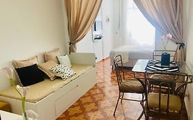Studio completo ao lado da praia de Copacabana com ar, duas camas, wifi, canais a cabo, até 3 pessoas, pauloangerami DF125